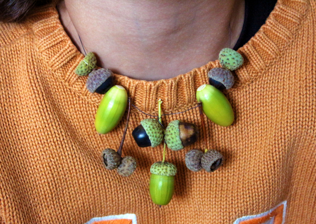 collier-de-glandsCollier en symétrie - Nouvelles Racines