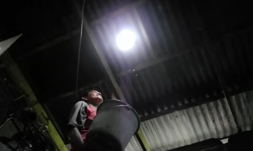 lumiere bouteille recupIls apportent la lumière… grâce à des bouteilles de récup! - Nouvelles Racines